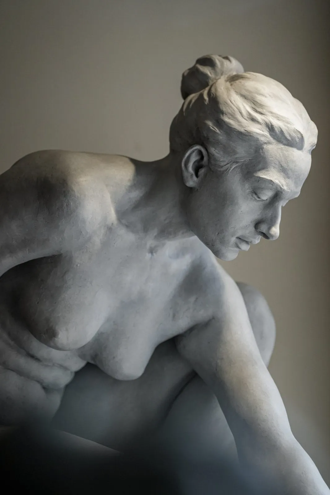 Missing piece, résine de Jana Büttner, 2025, 82 × 95 × 60 cm, Galerie Calderone